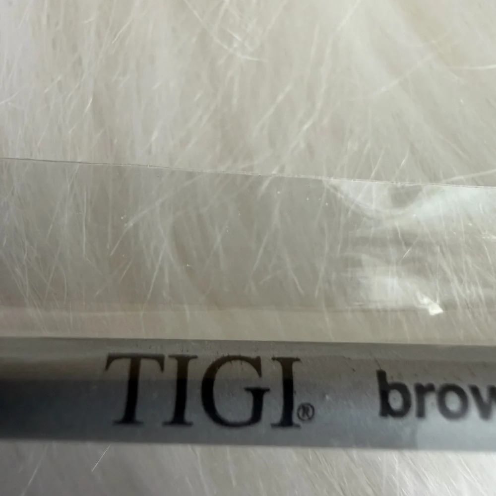 💜3/$15 TIGI Brow  Comb